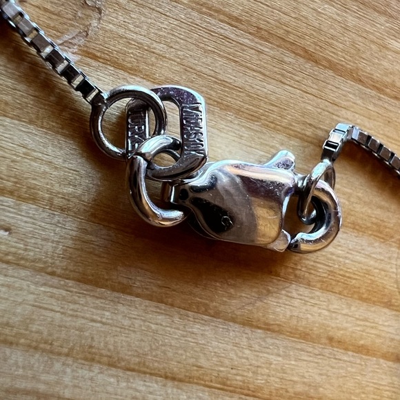 White Gold & Diamond Heart shaped Pendant and Chain - Picture 6 of 8